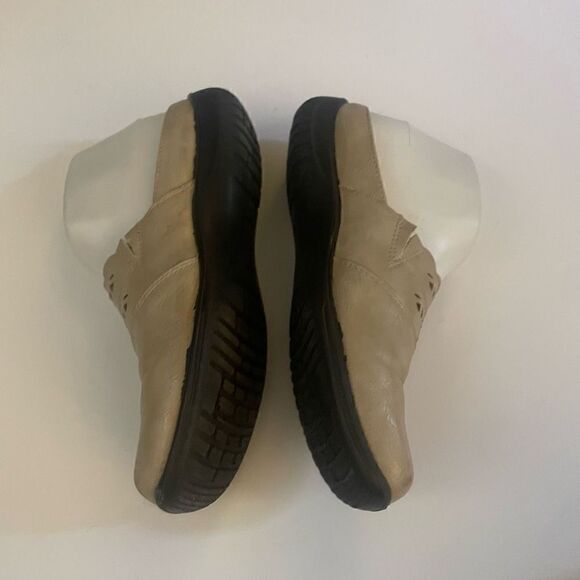 East Street Women’s Beige Slip On Flats Clogs Size 7.5 - Picture 3 of 8